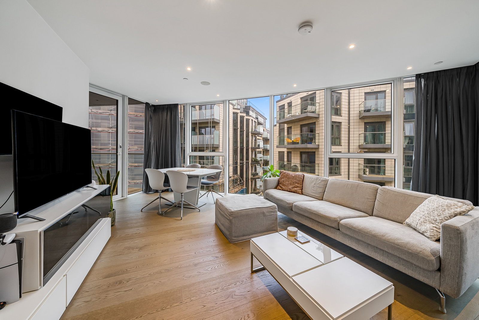 Flat for sale in London, Pinnacle House, Juniper Drive SW18 1JE, 647 m²