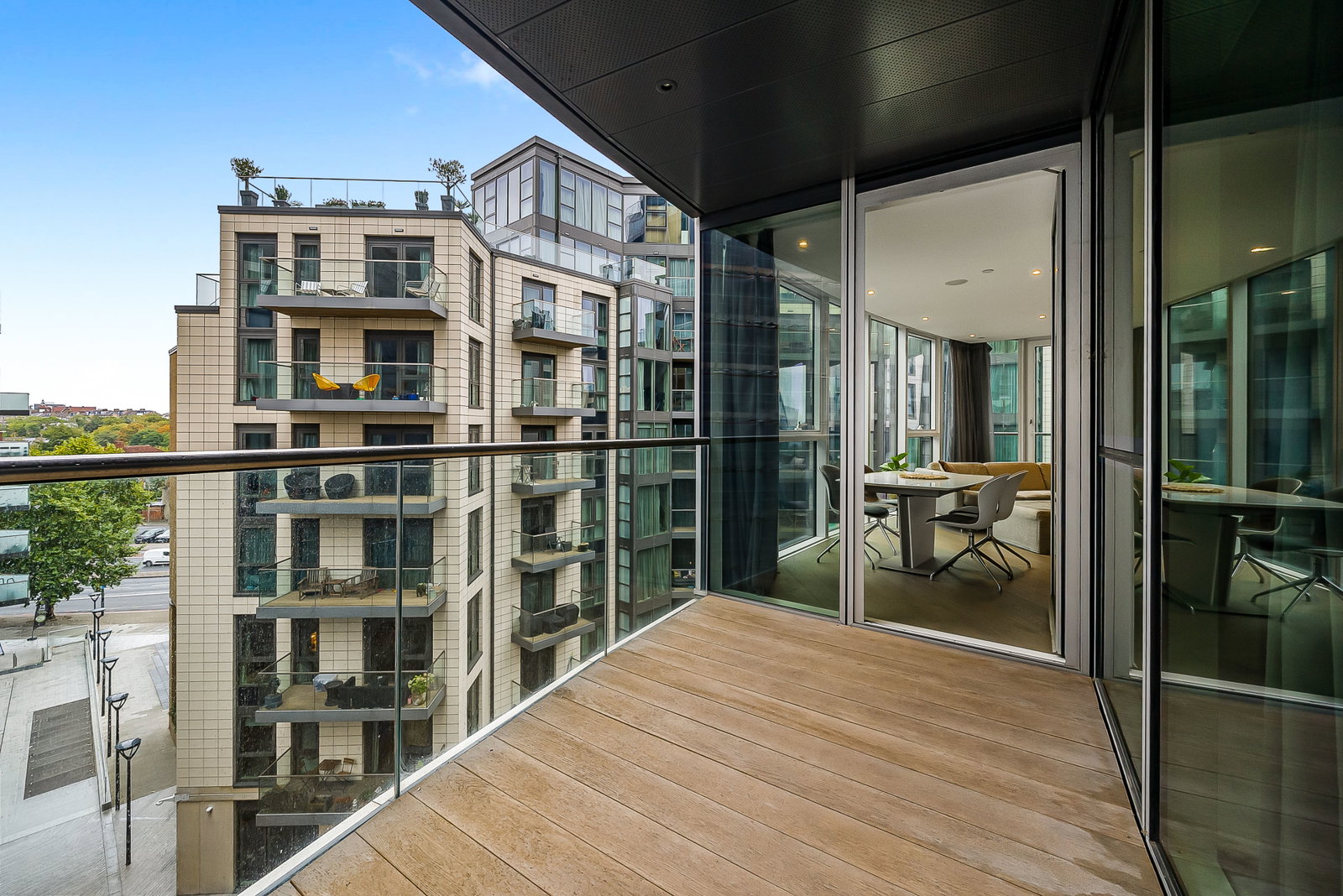 Flat for sale in London, Pinnacle House, Juniper Drive SW18 1JE, 647 m²