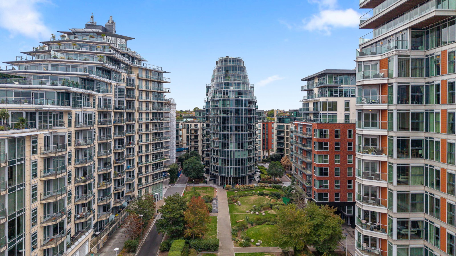 Flat for sale in London, Pinnacle House, Juniper Drive SW18 1JE, 647 m²