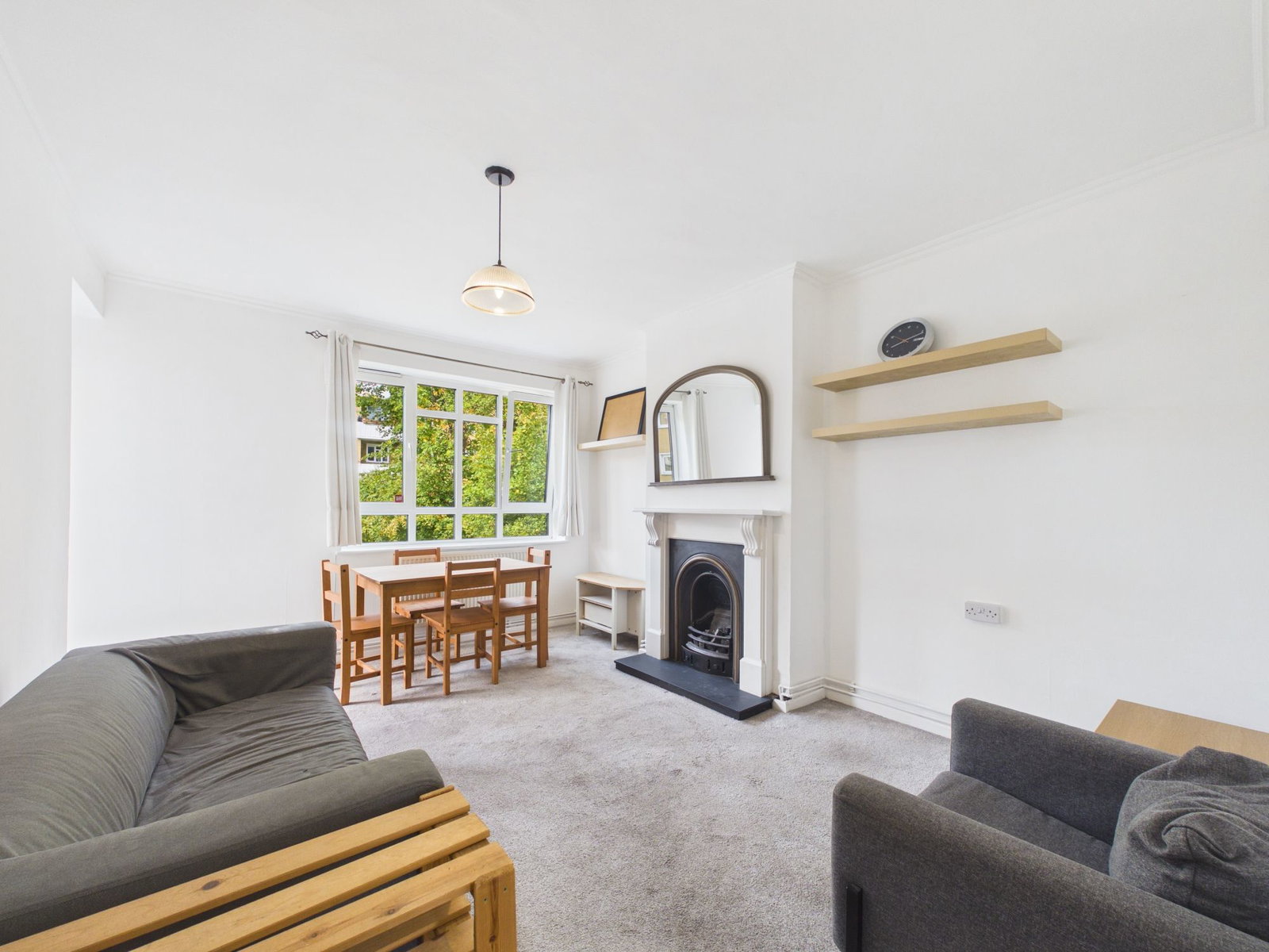 Apartment for sale in London, Weir Road, Balham, SW12, 765 m²