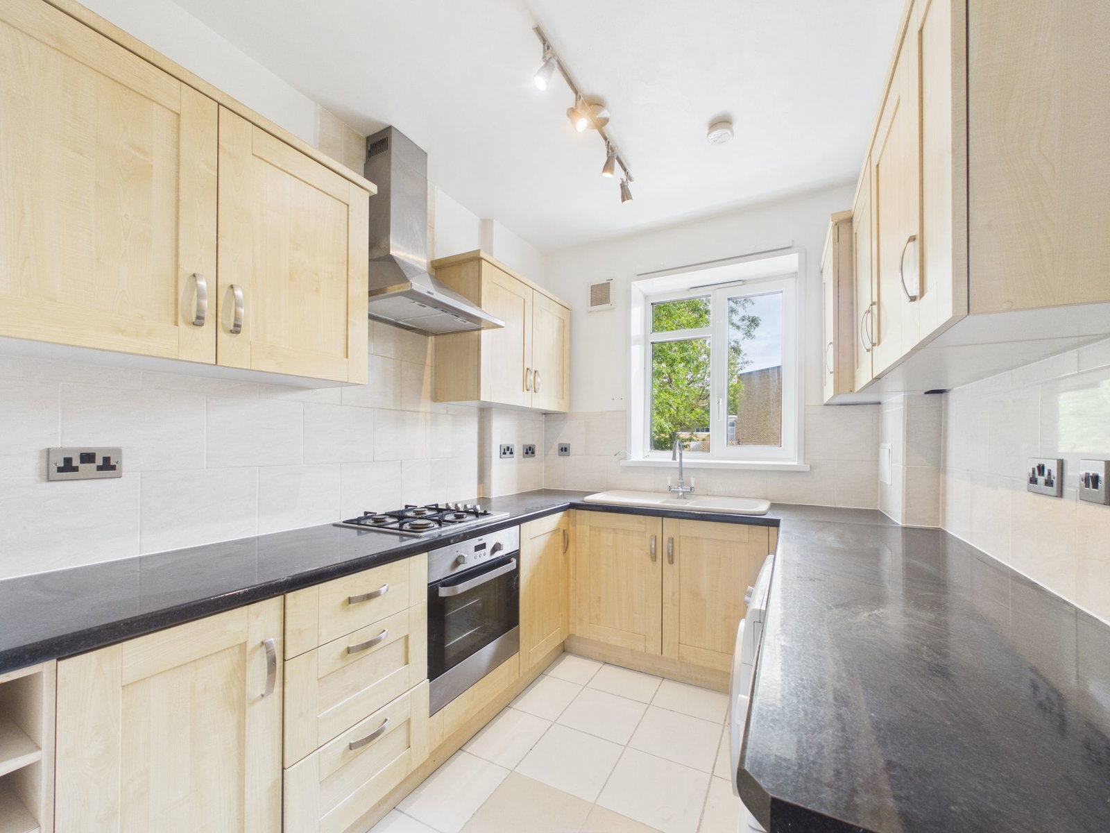 Apartment for sale in London, Weir Road, Balham, SW12, 765 m²