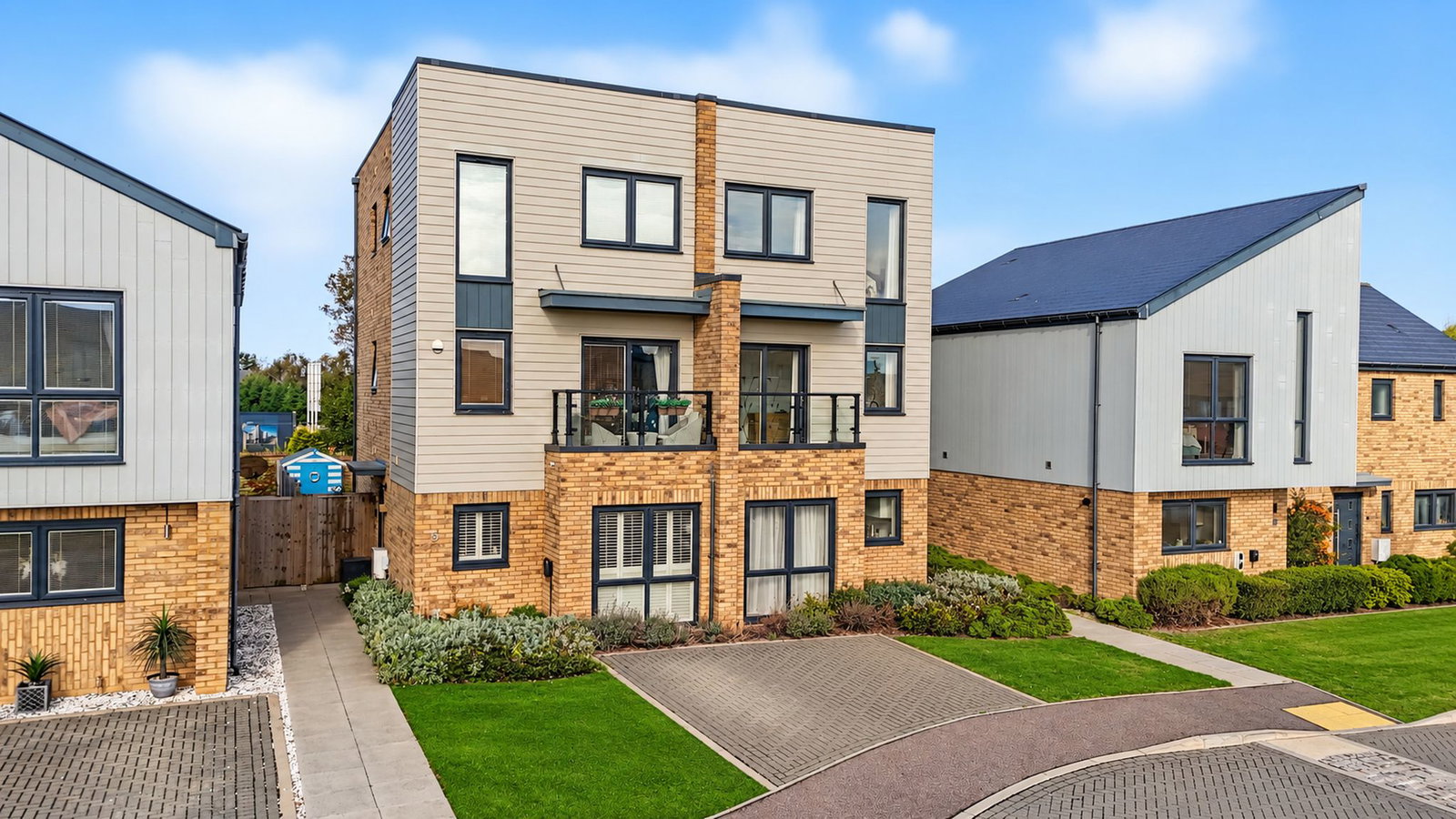 Semi Detached House for sale in Rainham, Bloomfields, Rainham, ME8 7BZ, 1263 m²