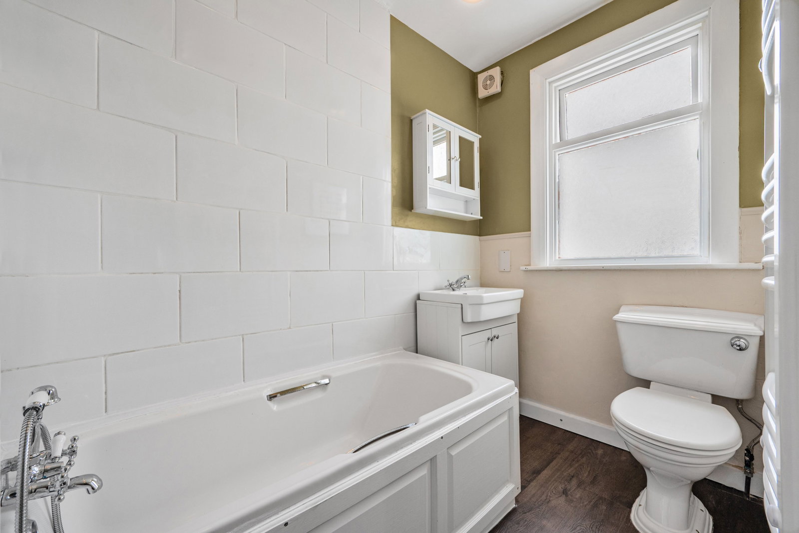 Detached House for sale in Ilford, Auckland Road, Ilford, IG1, 1518 m²
