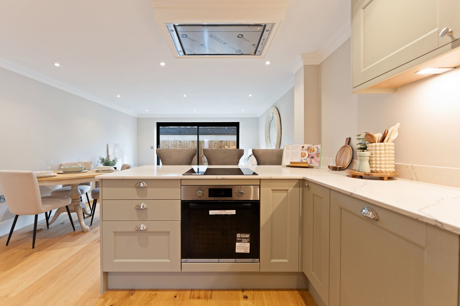 End Of Terrace House for sale in Salisbury, Aces Walk, Salisbury, SP1 3TW, 812 m²