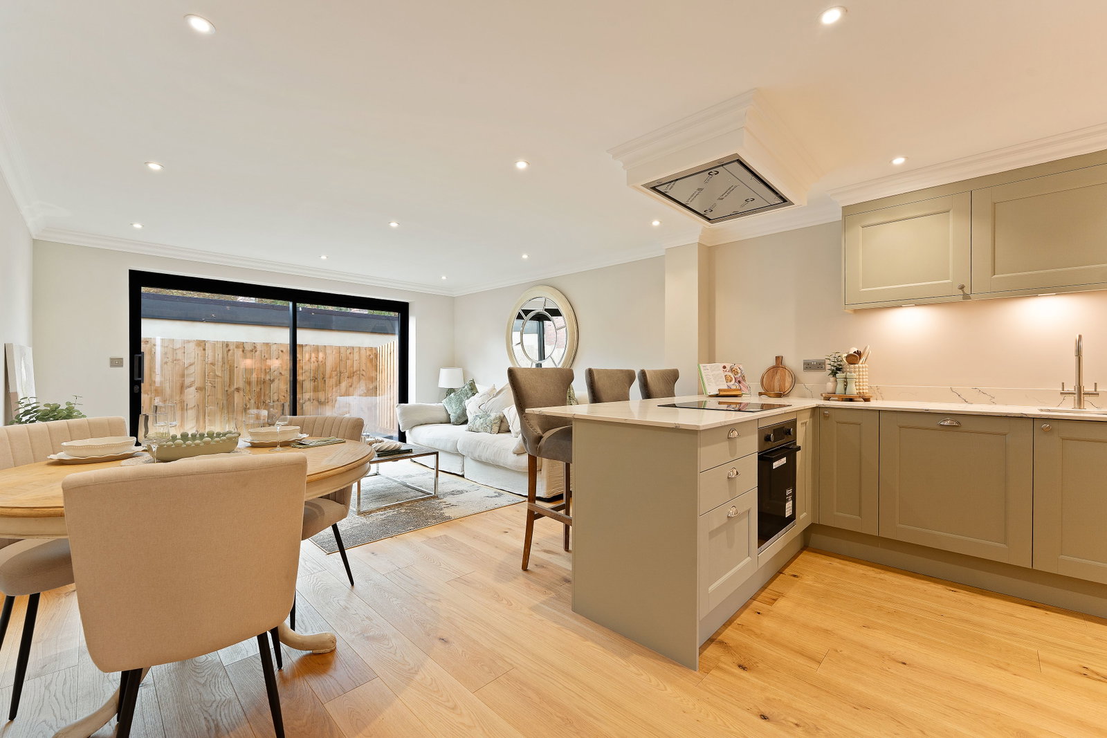 End Of Terrace House for sale in Salisbury, Aces Walk, Salisbury, SP1 3TW, 812 m²