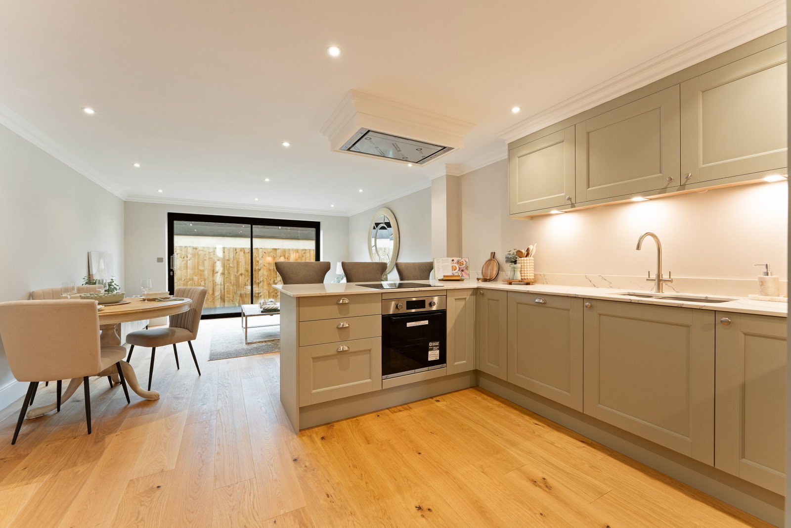 End Of Terrace House for sale in Salisbury, Aces Walk, Salisbury, SP1 3TW, 812 m²
