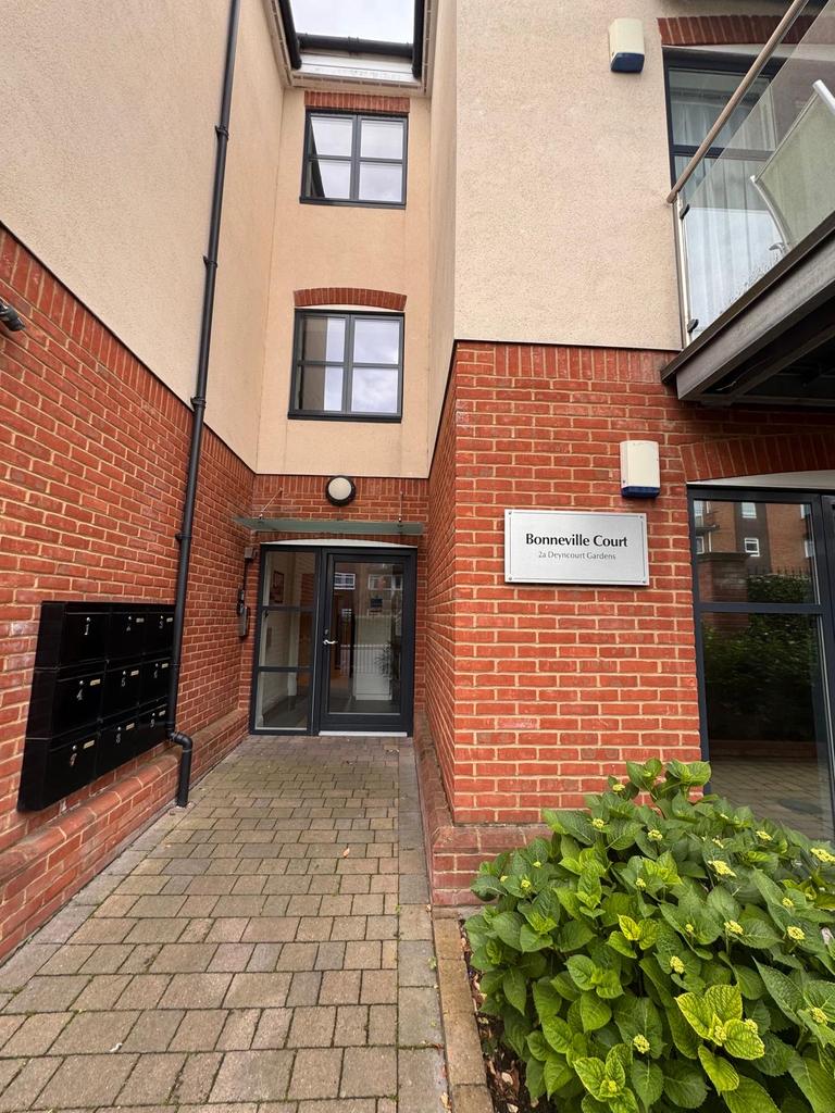 Flat for sale in Upminster, Deyncourt Gardens, Upminster, Essex, RM14 1DE, 790 m²