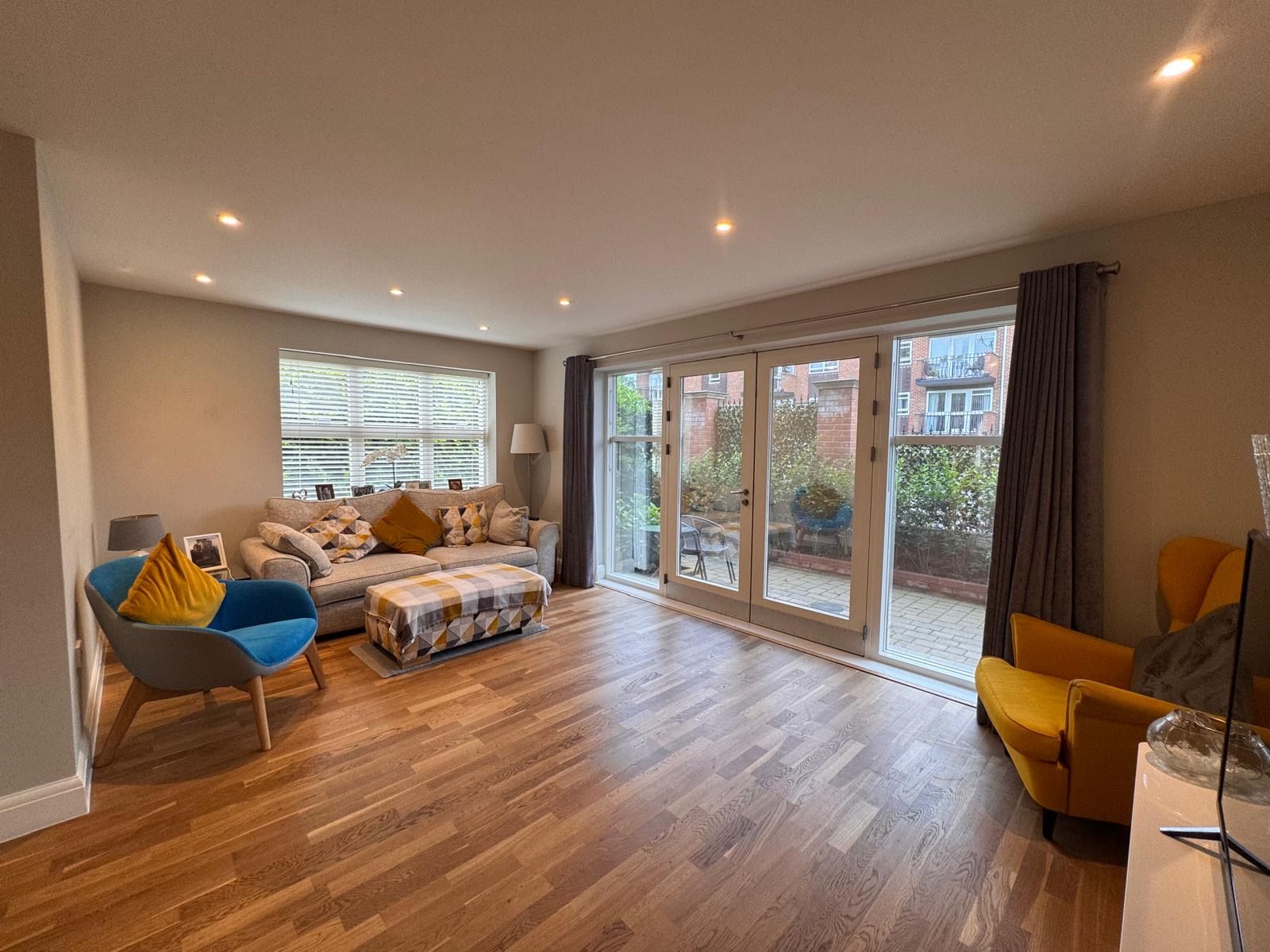 Flat for sale in Upminster, Deyncourt Gardens, Upminster, Essex, RM14 1DE, 790 m²