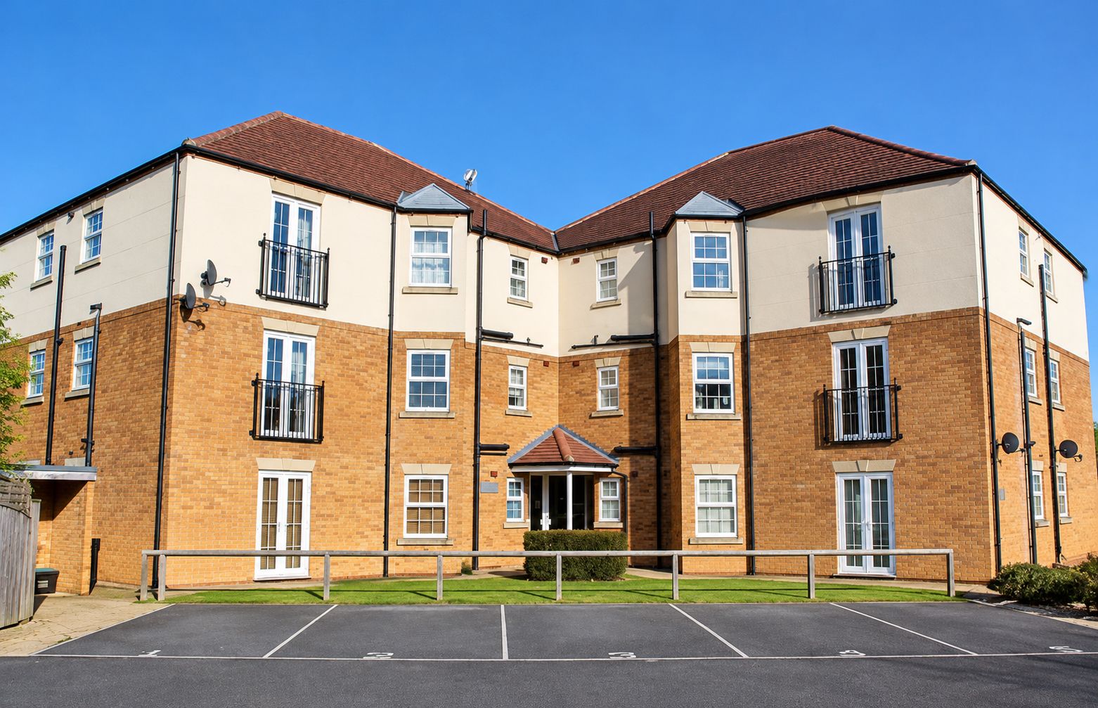 Flat for sale in York, Page House, Didsbury Close, York, YO30 5NN, 460 m²