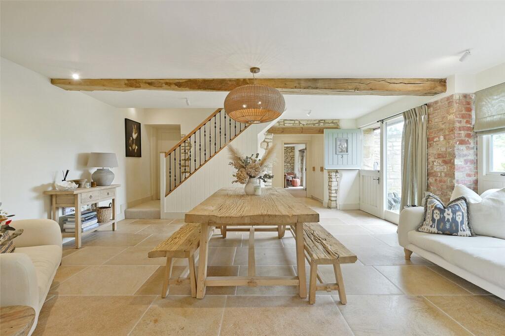 Semi Detached House for sale in Banbury, Pinhill Road, Banbury, OX16 2NH