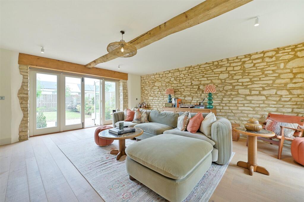 Semi Detached House for sale in Banbury, Pinhill Road, Banbury, OX16 2NH