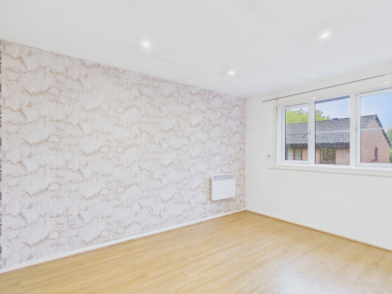 Flat for sale in Enfield, Gladbeck Way, Enfield, EN2 7EL