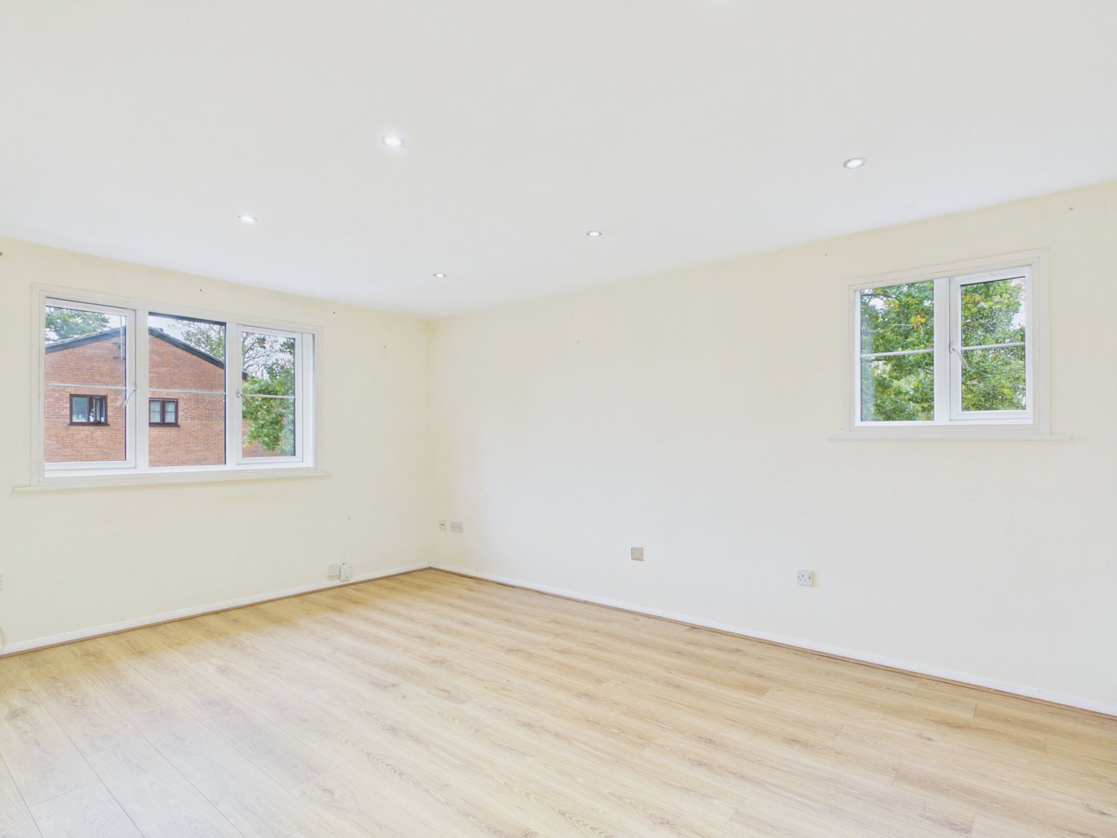 Flat for sale in Enfield, Gladbeck Way, Enfield, EN2 7EL