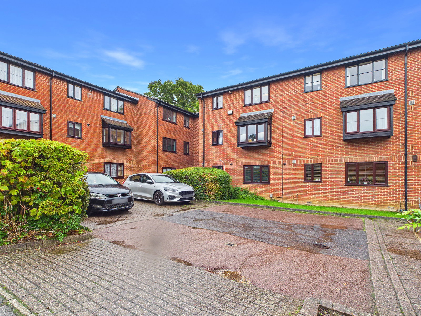 Flat for sale in Enfield, Gladbeck Way, Enfield, EN2 7EL