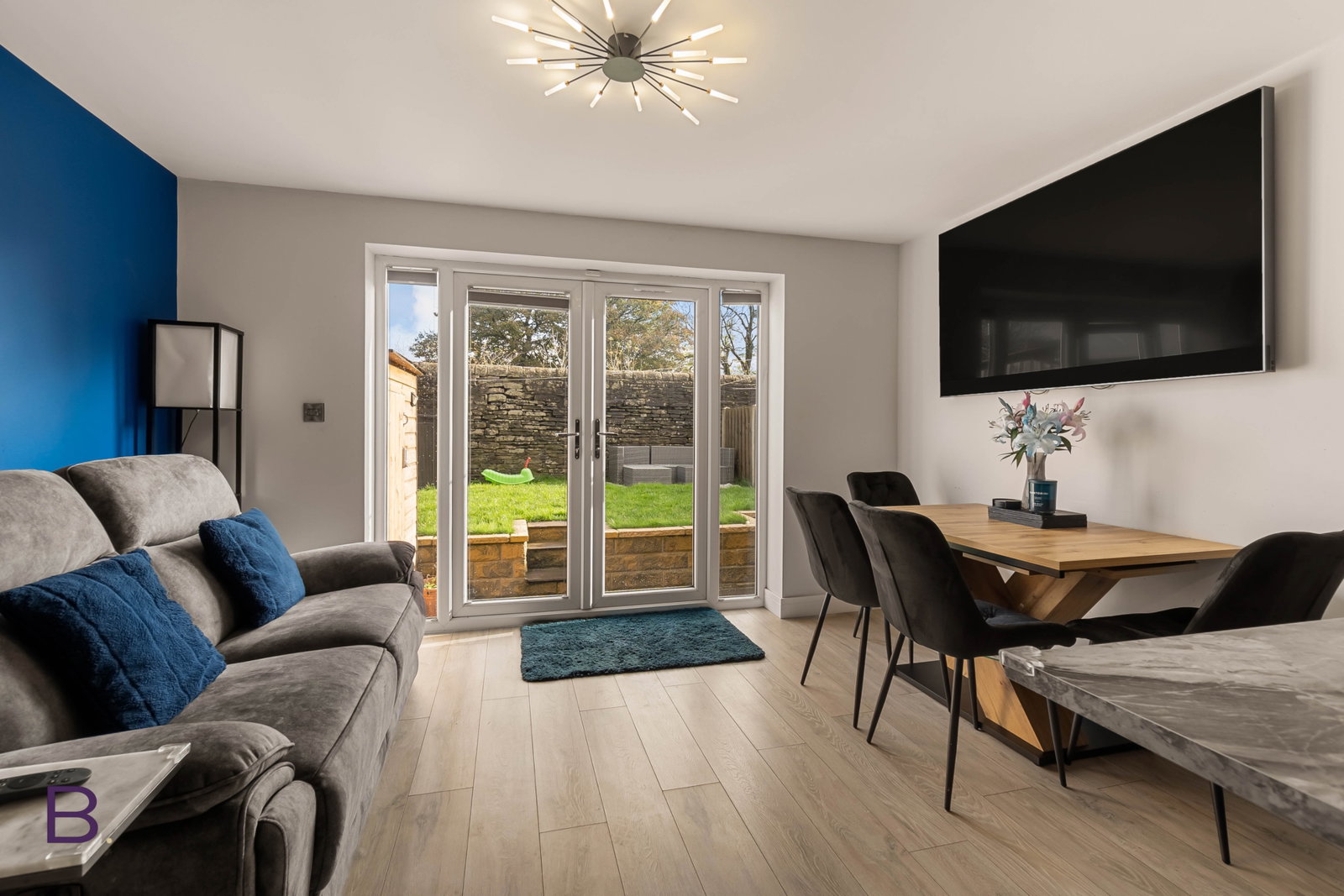 Semi Detached House for sale in Bradford, Golf view, Hillcrest rd , Queensbury, Bradford, BD13 2FX, 1206 m²