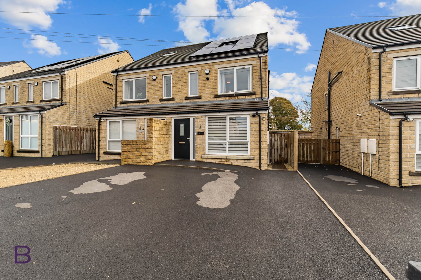 Semi Detached House for sale in Bradford, Golf view, Hillcrest rd , Queensbury, Bradford, BD13 2FX, 1206 m²