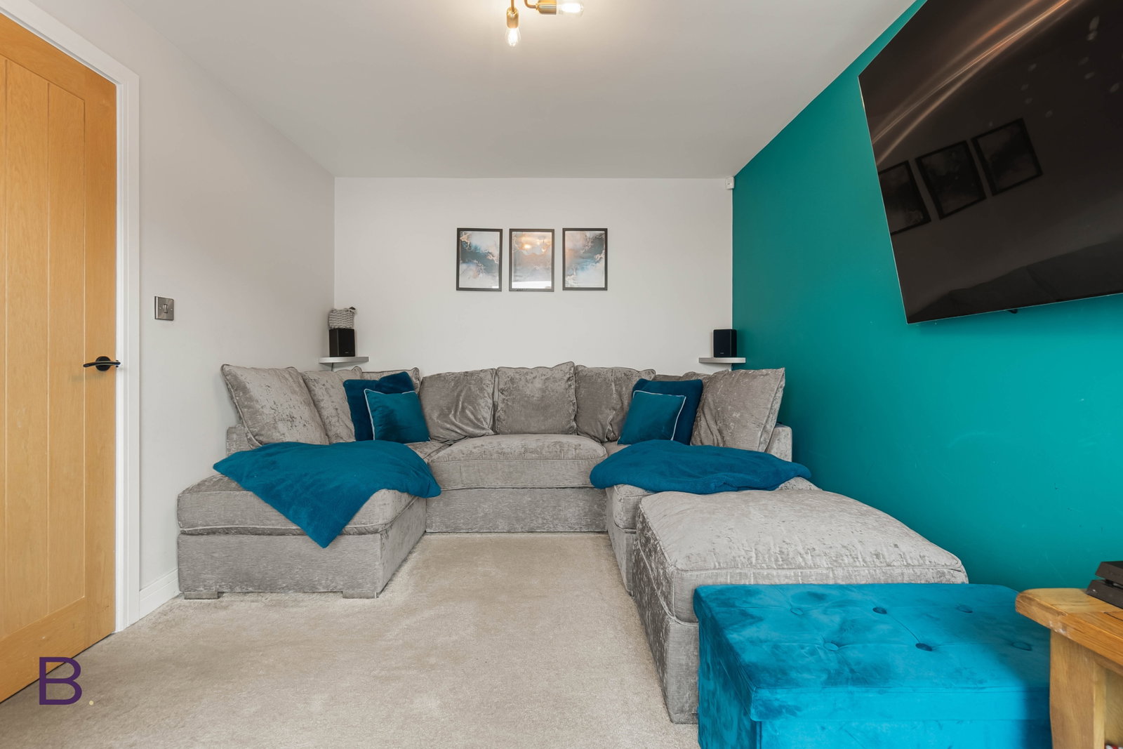 Semi Detached House for sale in Bradford, Golf view, Hillcrest rd , Queensbury, Bradford, BD13 2FX, 1206 m²