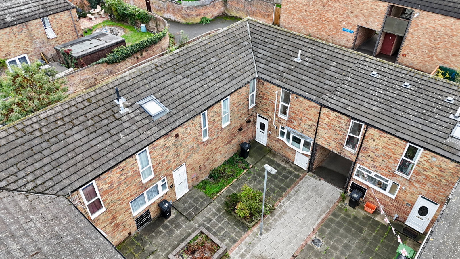 Terraced House for sale in Laindon, Bellflower Mews, Laindon, SS15 5FH, 990 m²