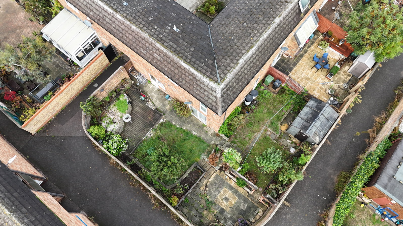 Terraced House for sale in Laindon, Bellflower Mews, Laindon, SS15 5FH, 990 m²