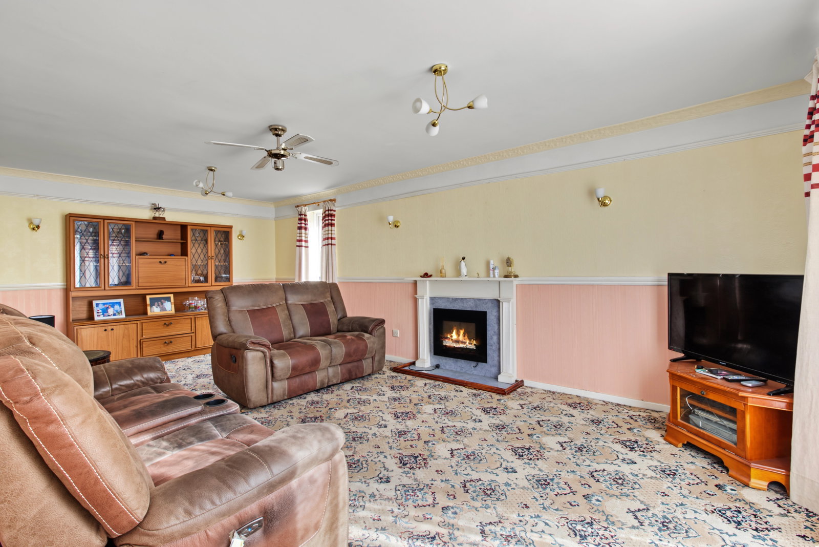 Terraced House for sale in Laindon, Bellflower Mews, Laindon, SS15 5FH, 990 m²