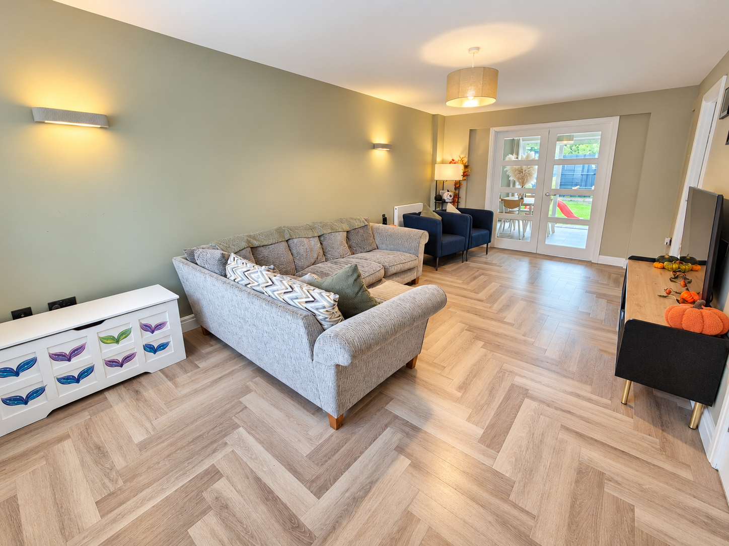 End Of Terrace House for sale in Dunstable, Sunbower Avenue, Dunstable, LU6 1UQ