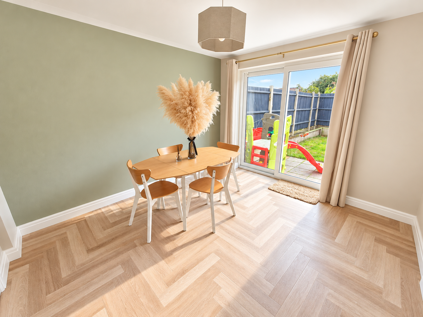 End Of Terrace House for sale in Dunstable, Sunbower Avenue, Dunstable, LU6 1UQ