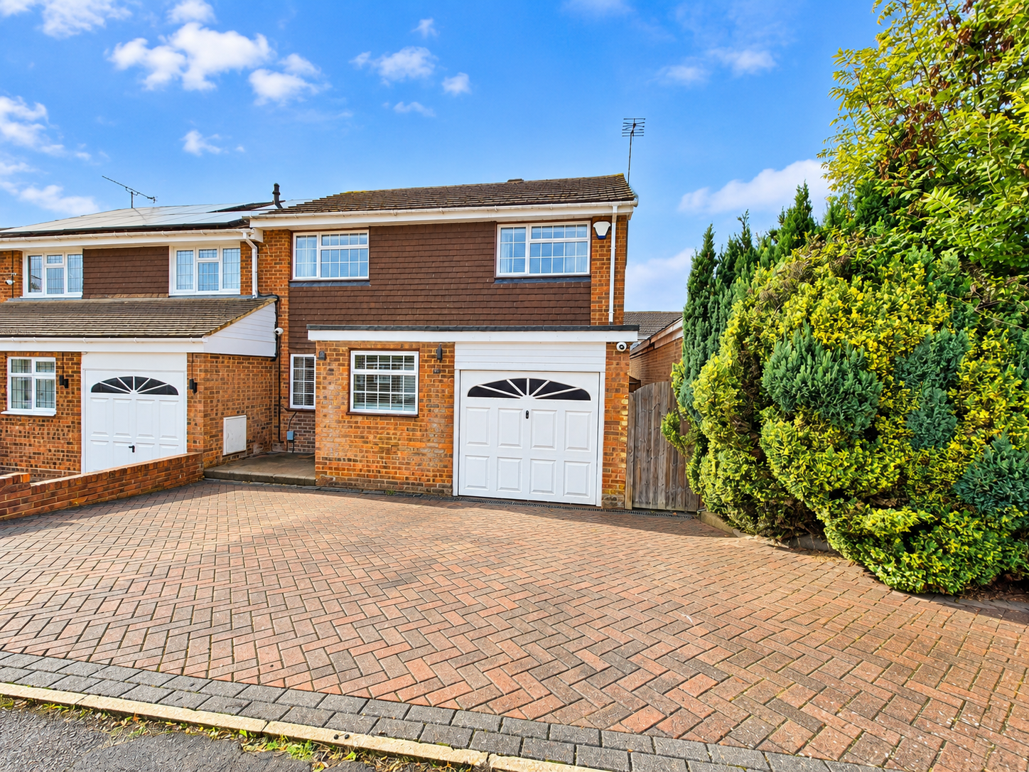 End Of Terrace House for sale in Dunstable, Sunbower Avenue, Dunstable, LU6 1UQ