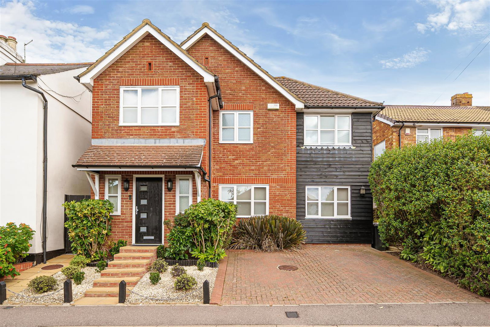 Detached House for sale in Bushey, Merry Hill Road, Bushey