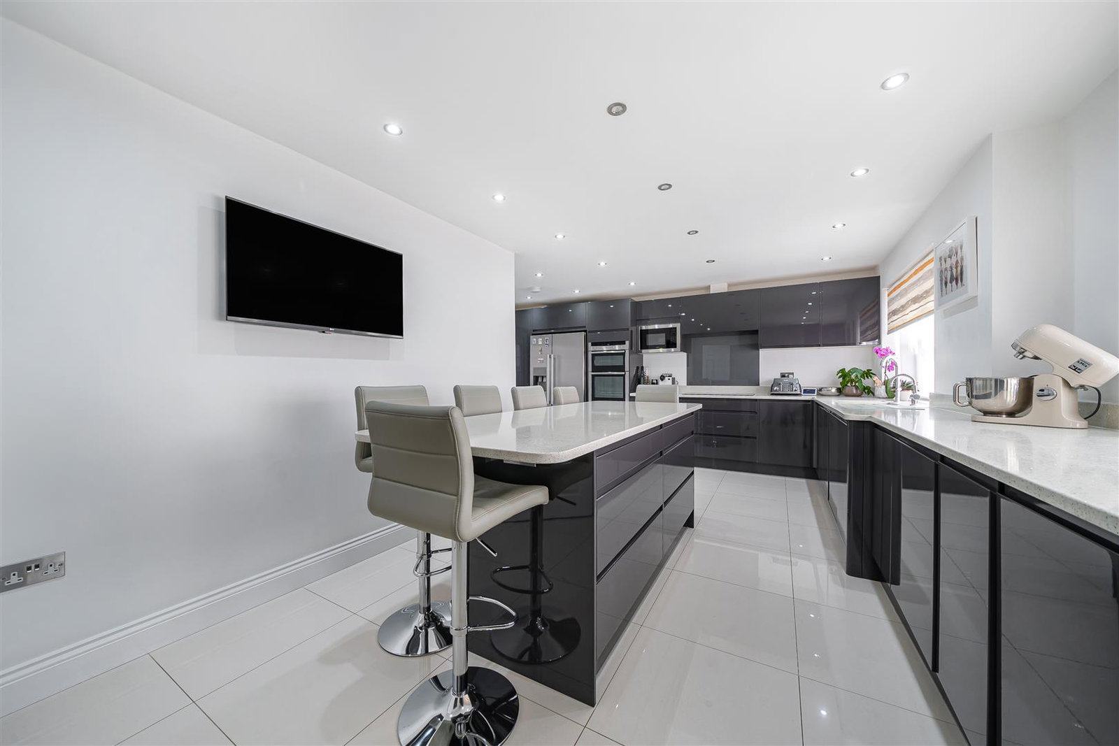 Detached House for sale in Bushey, Merry Hill Road, Bushey