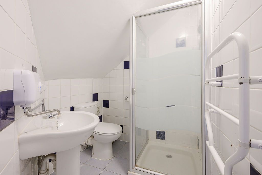 Flat for sale in London, Parkwood Road, London, SW19 7AQ