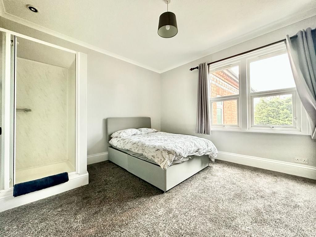 Semi Detached House for sale in Gloucester, Barnwood Road, Gloucester , GL2, 3057 m²