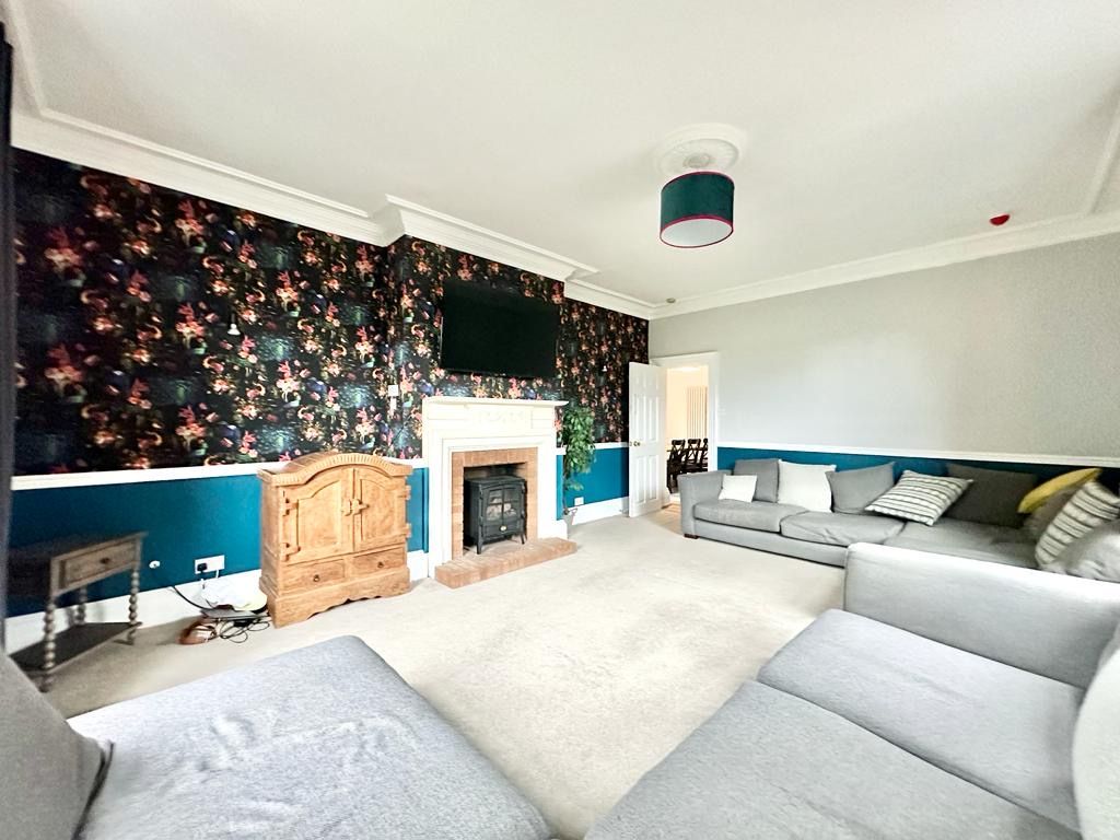 Semi Detached House for sale in Gloucester, Barnwood Road, Gloucester , GL2, 3057 m²
