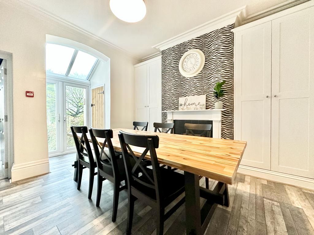 Semi Detached House for sale in Gloucester, Barnwood Road, Gloucester , GL2, 3057 m²