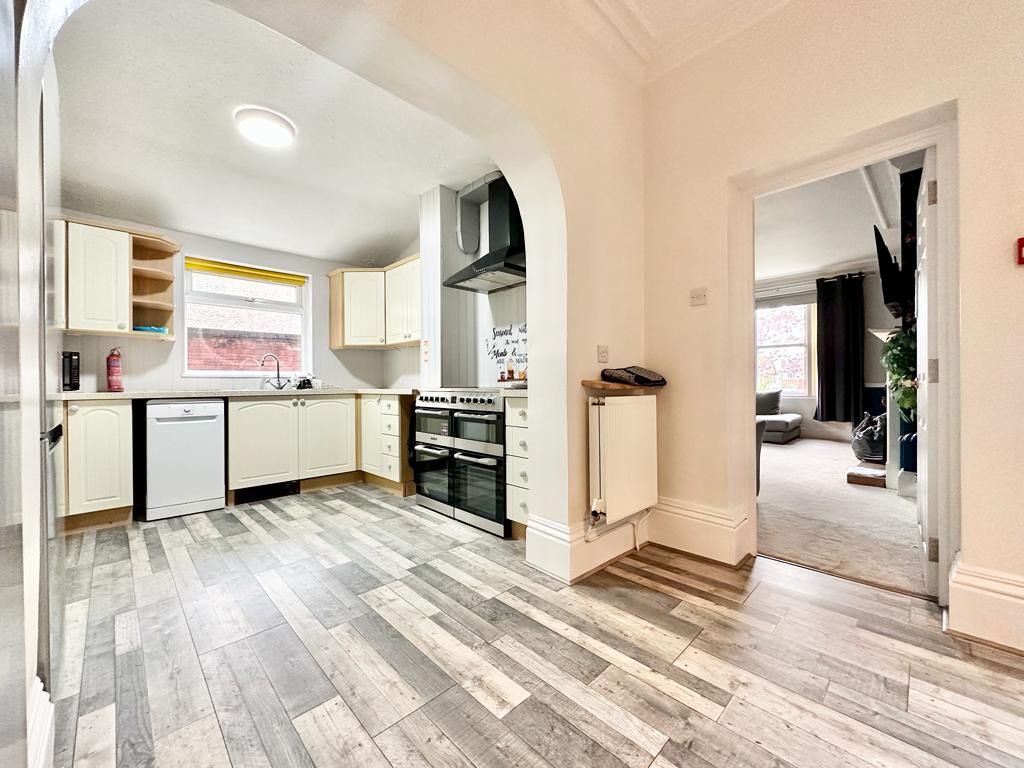 Semi Detached House for sale in Gloucester, Barnwood Road, Gloucester , GL2, 3057 m²