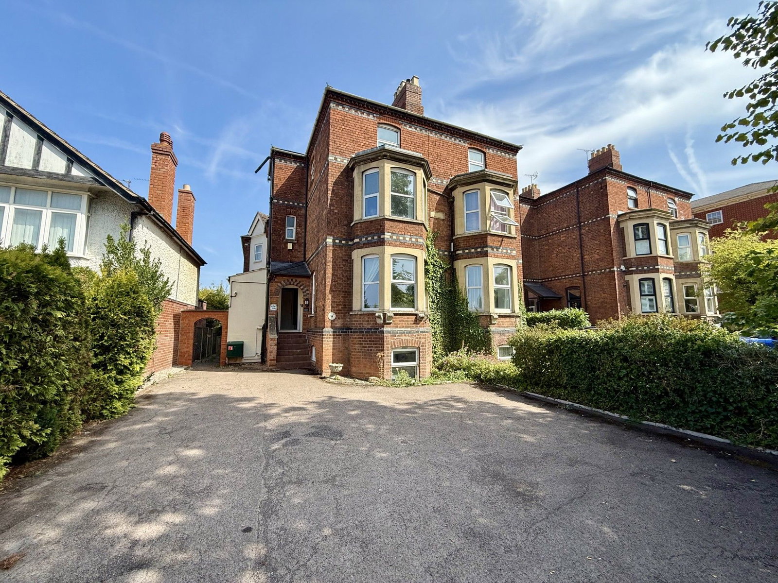 Semi Detached House for sale in Gloucester, Barnwood Road, Gloucester , GL2, 3057 m²