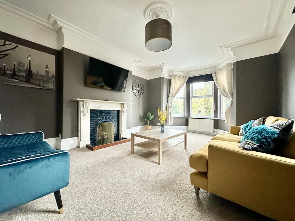 Semi Detached House for sale in Gloucester, Barnwood Road, Gloucester , GL2, 3057 m²