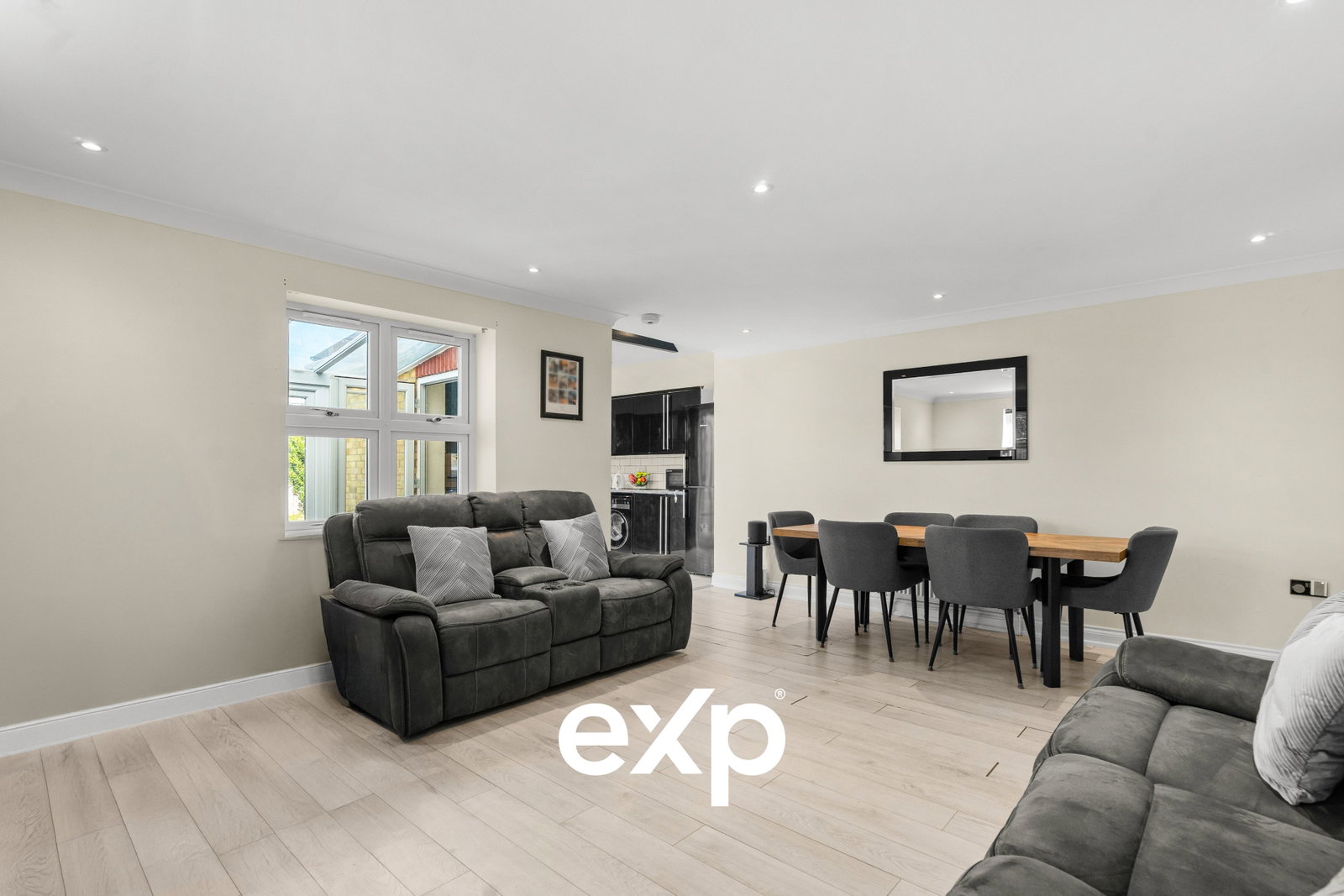 Detached House for sale in Ashford, Chalet Close, Ashford, TW15 1JY, 1130 m²