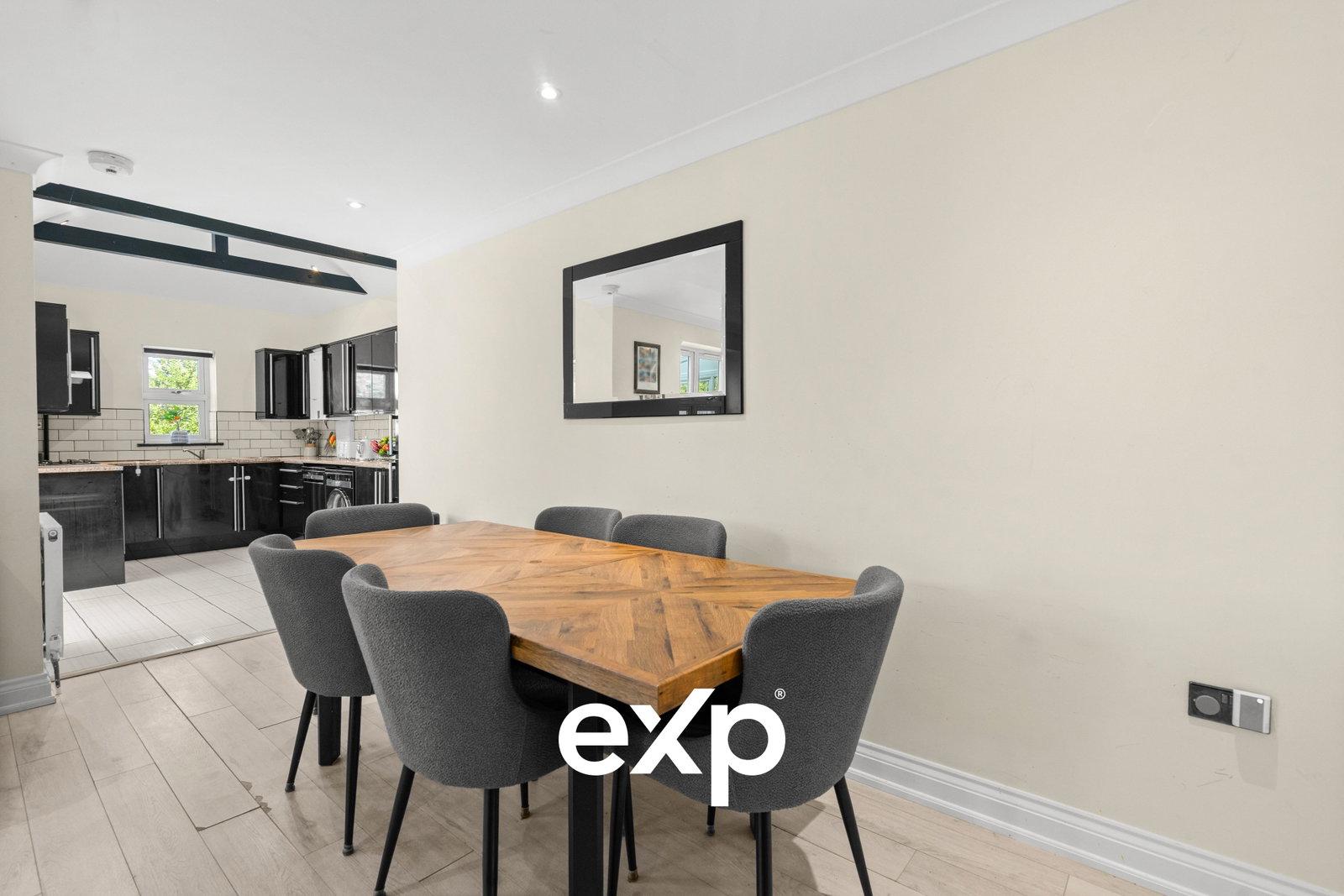 Detached House for sale in Ashford, Chalet Close, Ashford, TW15 1JY, 1130 m²