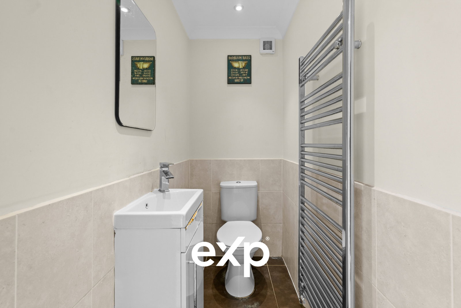 Detached House for sale in Ashford, Chalet Close, Ashford, TW15 1JY, 1130 m²