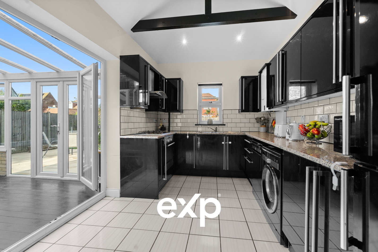 Detached House for sale in Ashford, Chalet Close, Ashford, TW15 1JY, 1130 m²