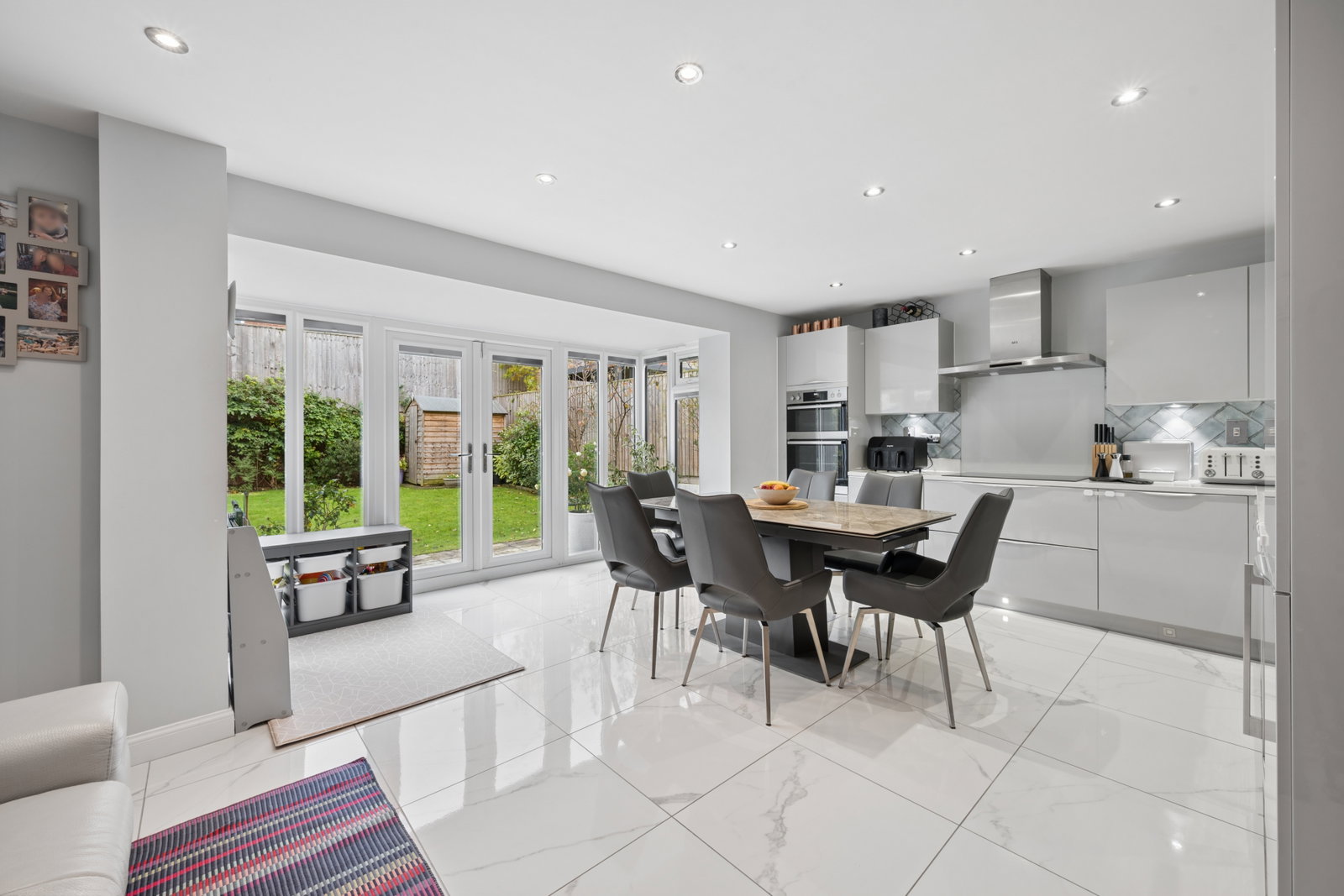 Detached House for sale in Wilmslow, Honeysuckle Close, Wilmslow, Cheshire, SK9 4GD, 1526 m²