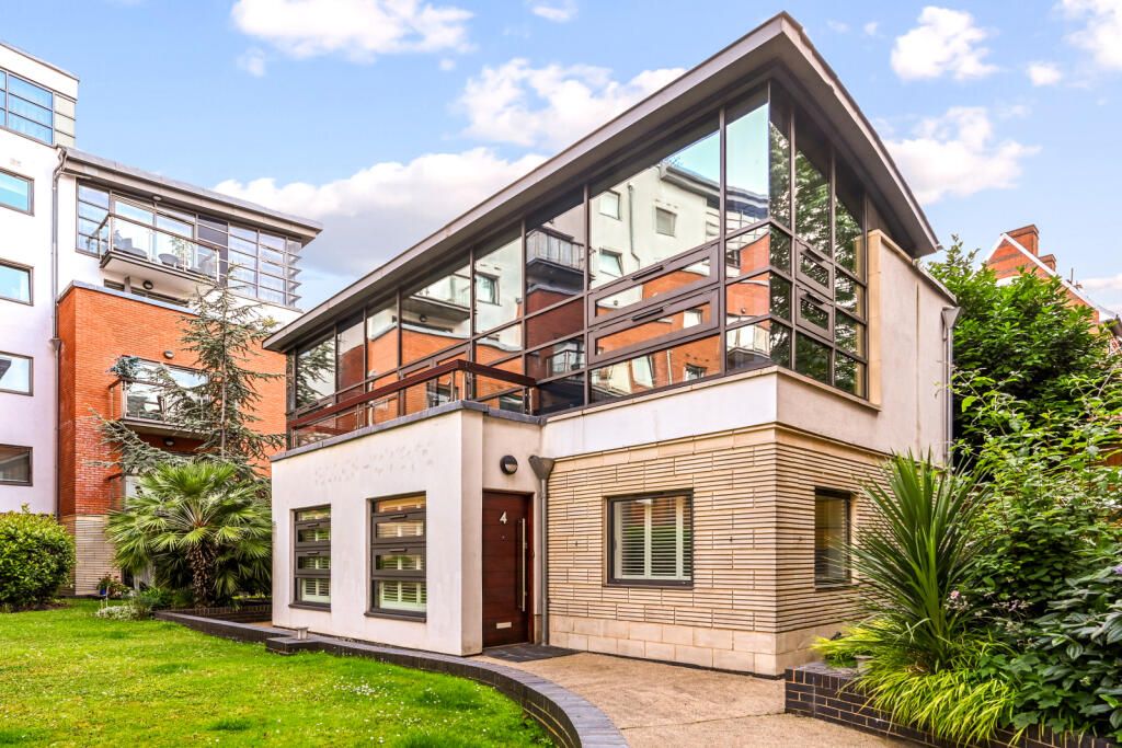 Detached House in London