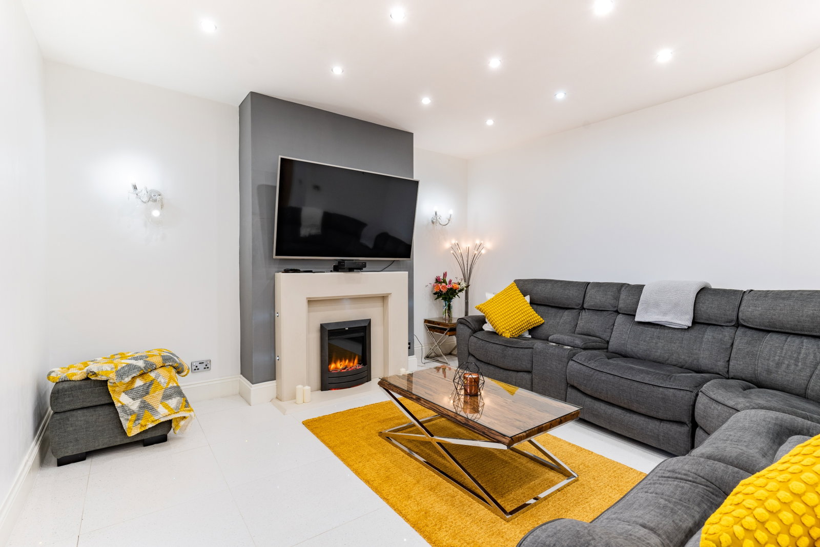 Semi Detached House for sale in West Bromwich, Hollyhedge Road, West Bromwich, B71 3BP