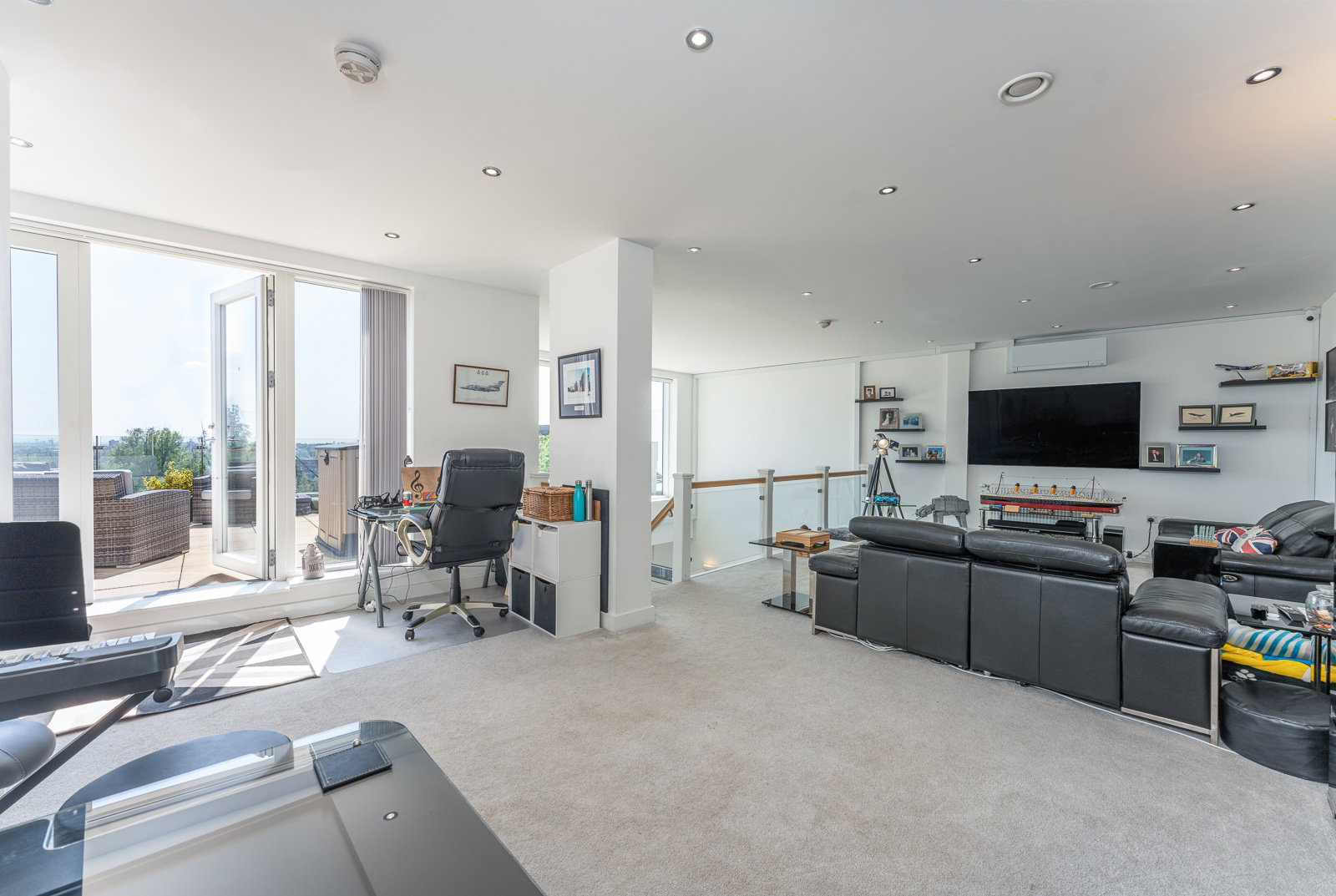Flat for sale in London, Henry Darlot Drive, London, NW7 1RF, 1582 m²