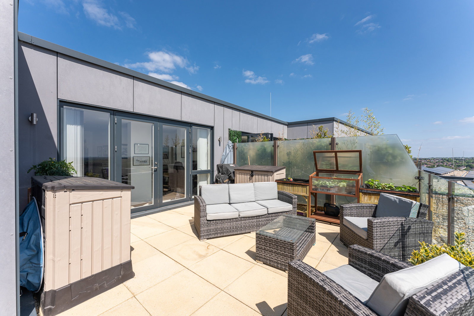 Flat for sale in London, Henry Darlot Drive, London, NW7 1RF, 1582 m²