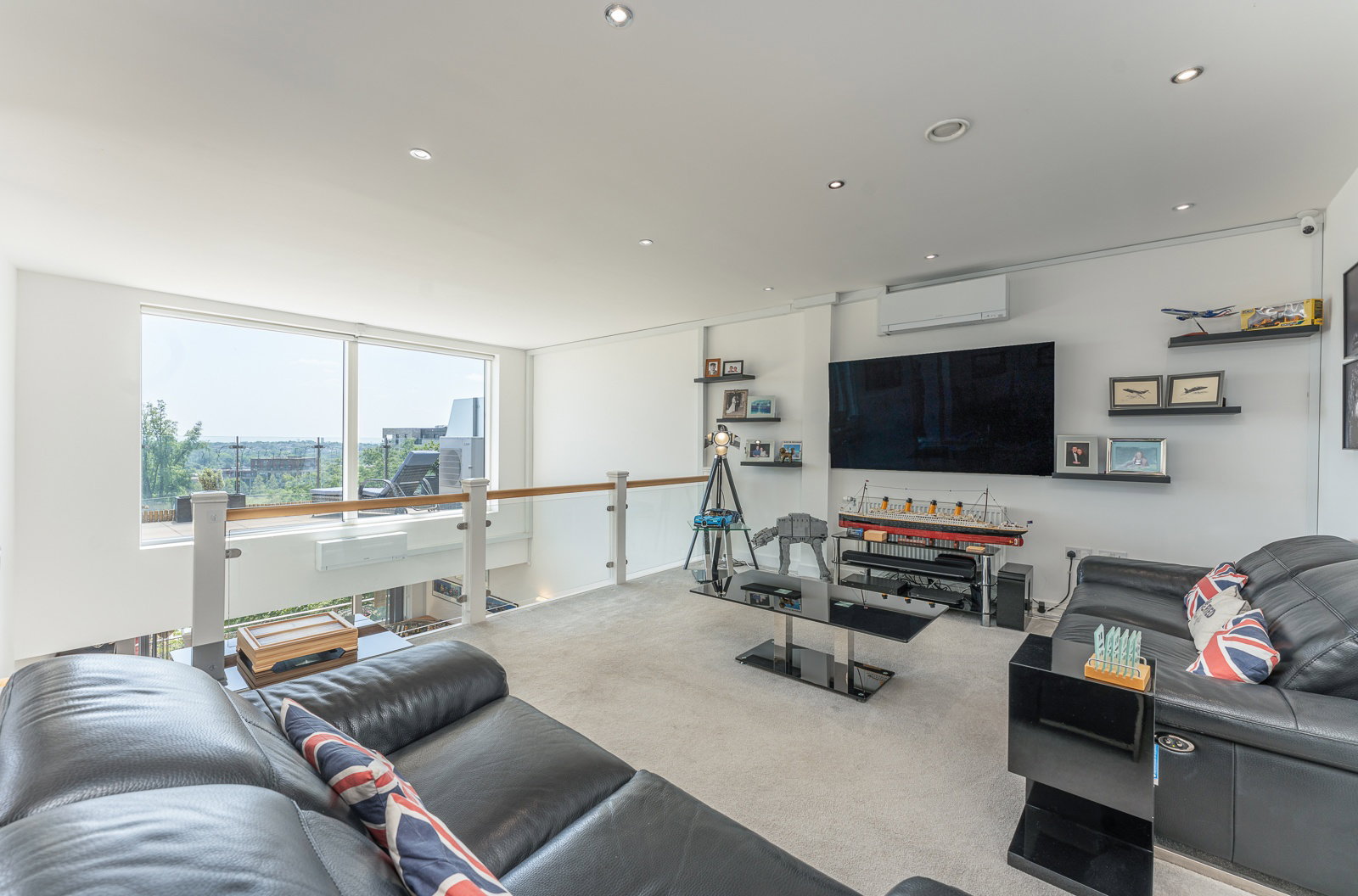 Flat for sale in London, Henry Darlot Drive, London, NW7 1RF, 1582 m²