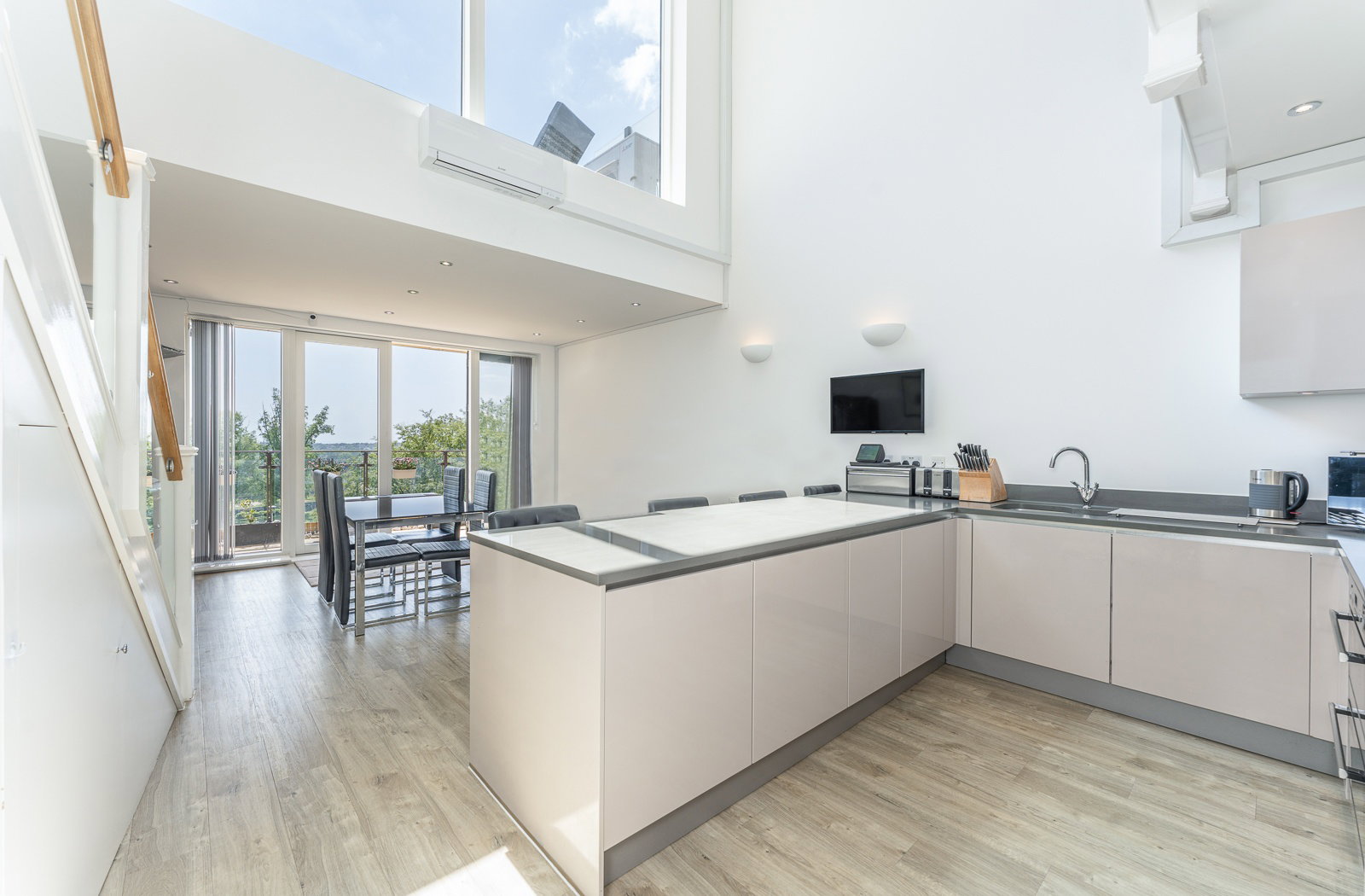 Flat for sale in London, Henry Darlot Drive, London, NW7 1RF, 1582 m²