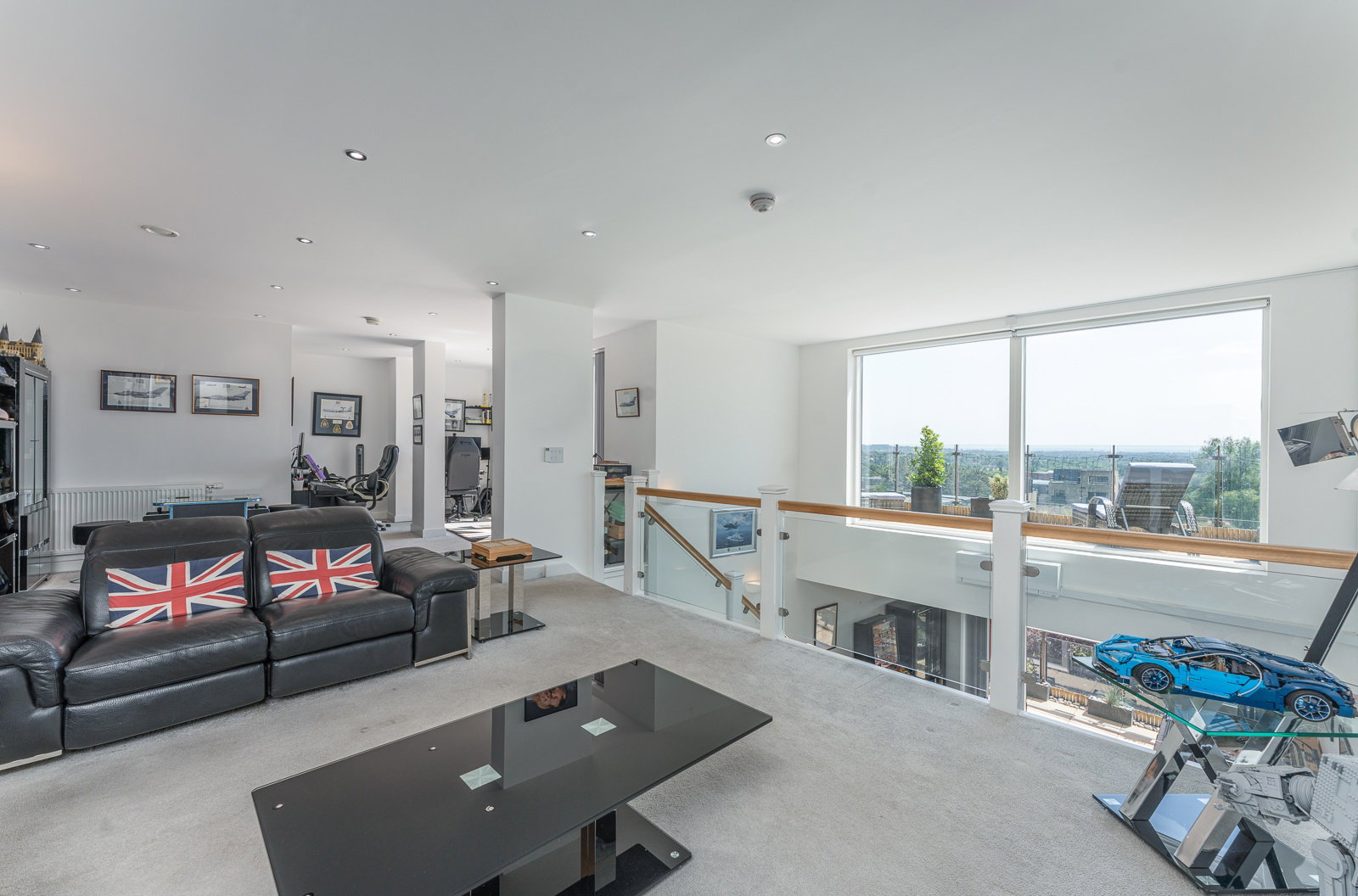 Flat for sale in London, Henry Darlot Drive, London, NW7 1RF, 1582 m²