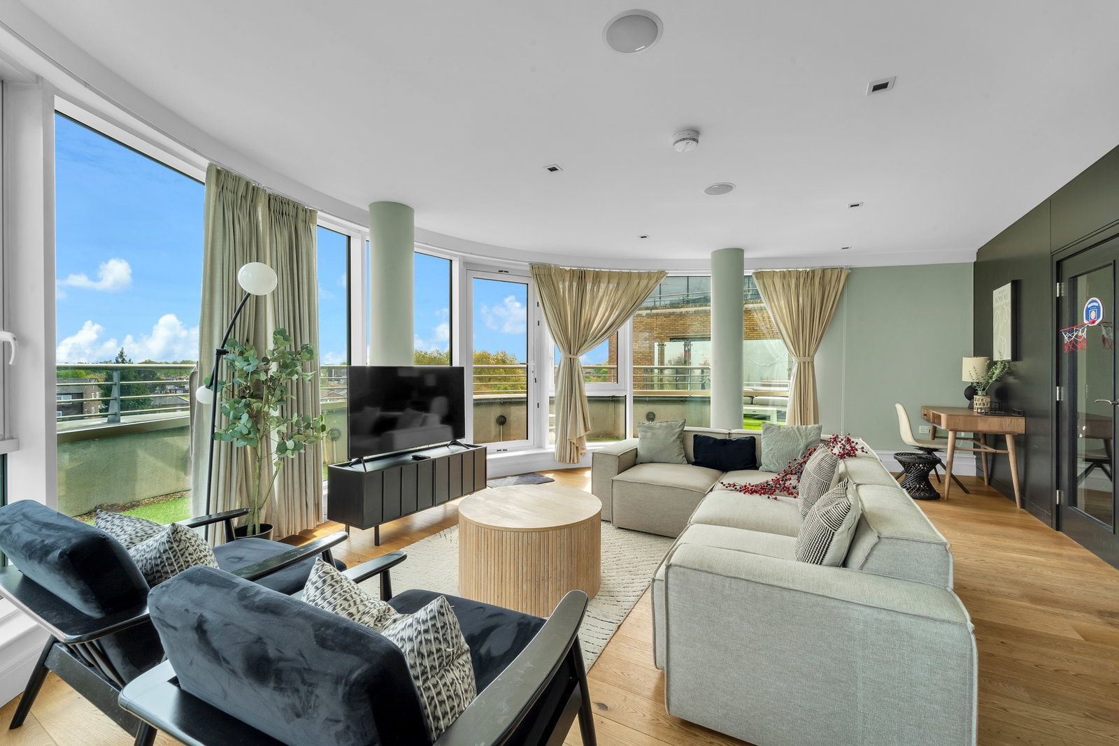 Penthouse in Brentford