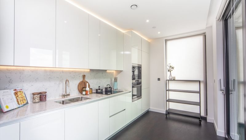 Apartment for rent in London, Charles Clowes Walk, Nine Elms, London, SW11, 886 m²